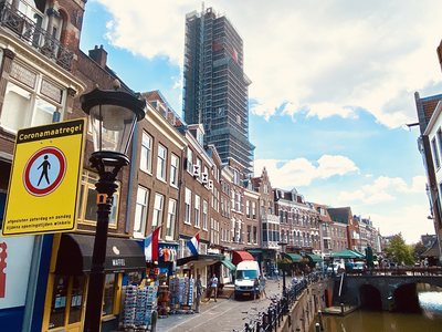 904946 Gezicht op de Vismarkt te Utrecht, met een tijdelijk verbodsbord voor voetgangers op zaterdagen en zondagen in ...
